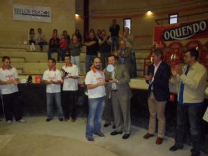 David, recibiendo el trofeo como campeÃ³n.