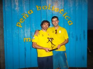 Campeón y subcampeón con el trofeo Campeón y subcampeón con el trofeo